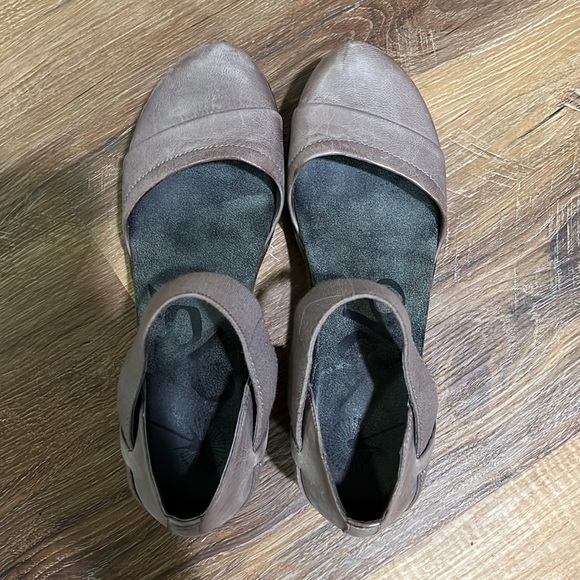 OTBT Wander Out Closed Toe Leather Wedge Sandal - Picture 4 of 7